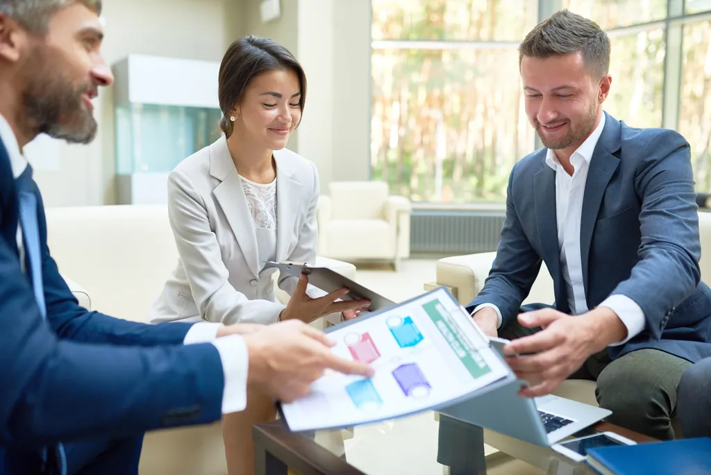 Equipe de contabilidade da Foxcont atendendo clientes em Mogi Guaçu